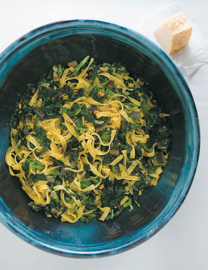 Sautéed tagliatelle with garlic and greens