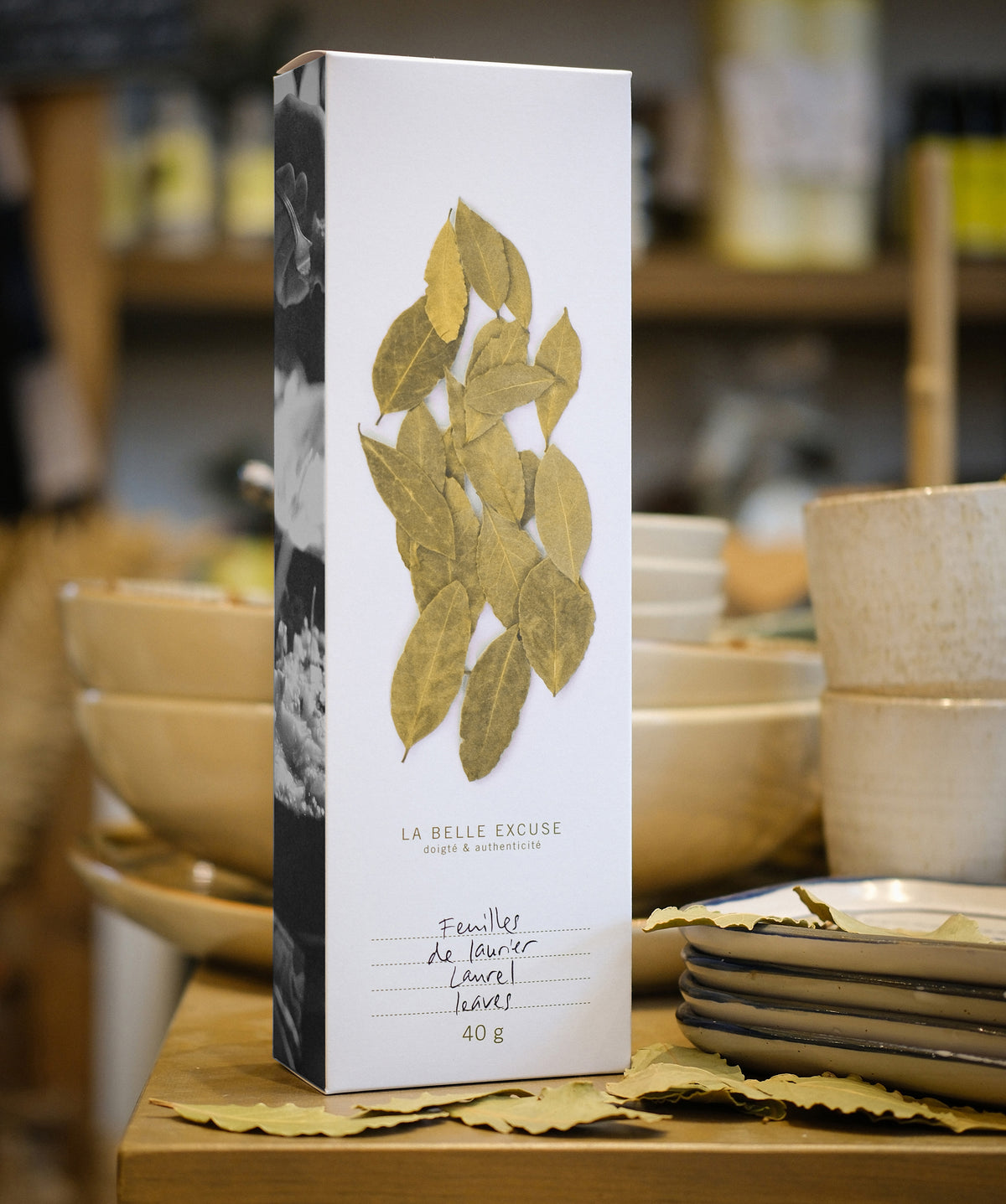 La Belle Excuse dried bay leaves, an aromatic herb ideal for soups, stews, sauces, and lentil dishes.

