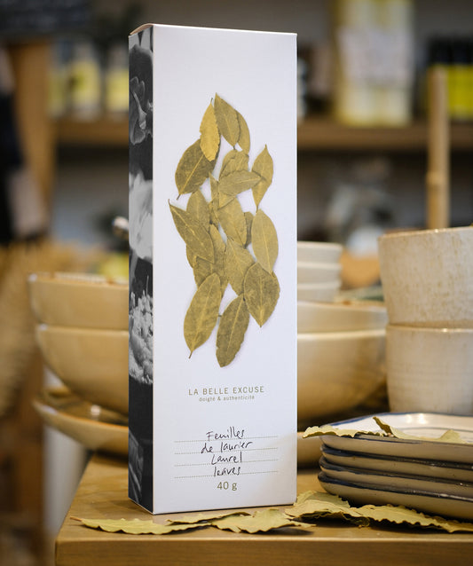La Belle Excuse dried bay leaves, an aromatic herb ideal for soups, stews, sauces, and lentil dishes.
